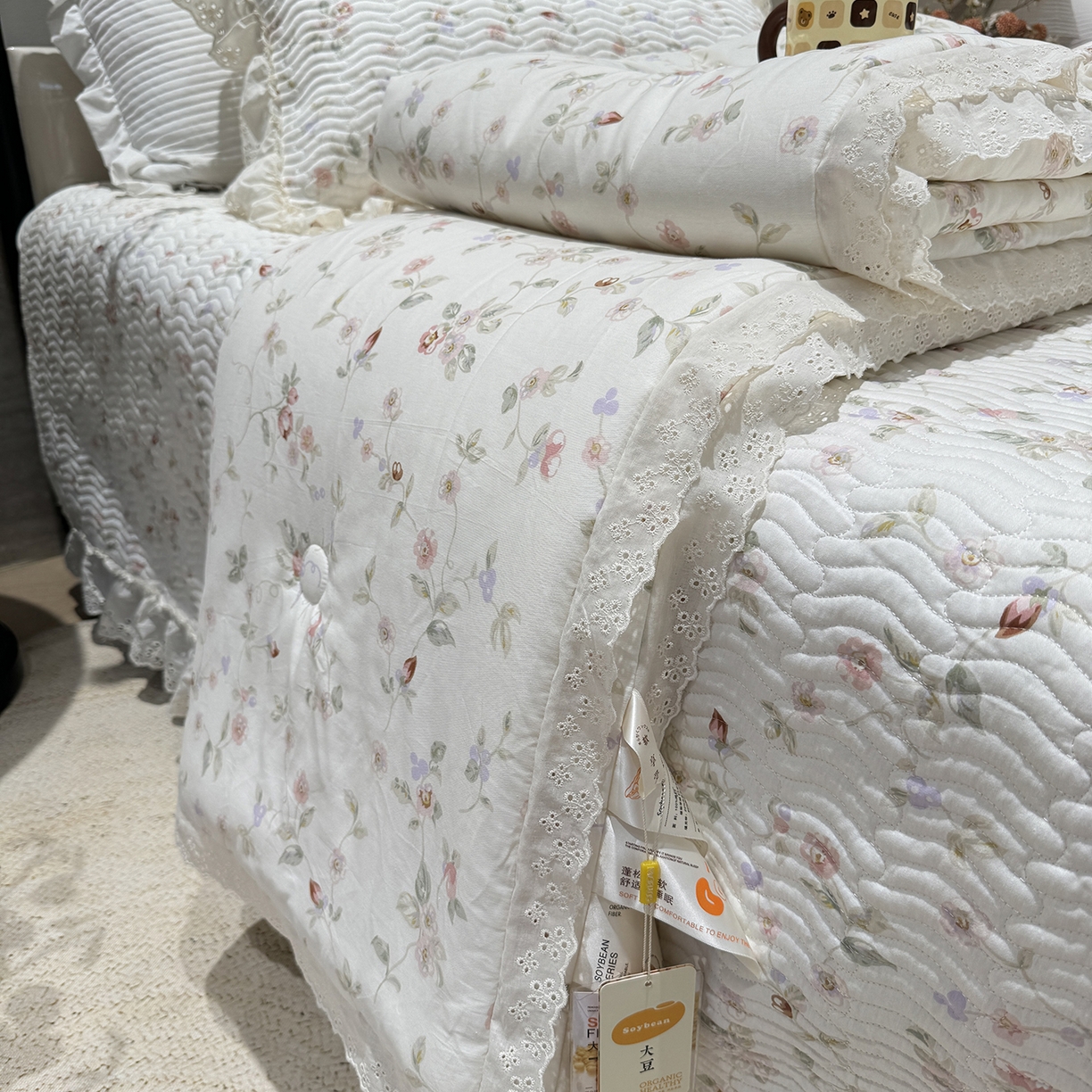 91家纺网 家纺一手货源 找家纺 莱豫家纺 2025新款全棉花边四季被5斤有同款床盖三件套 薇语梦