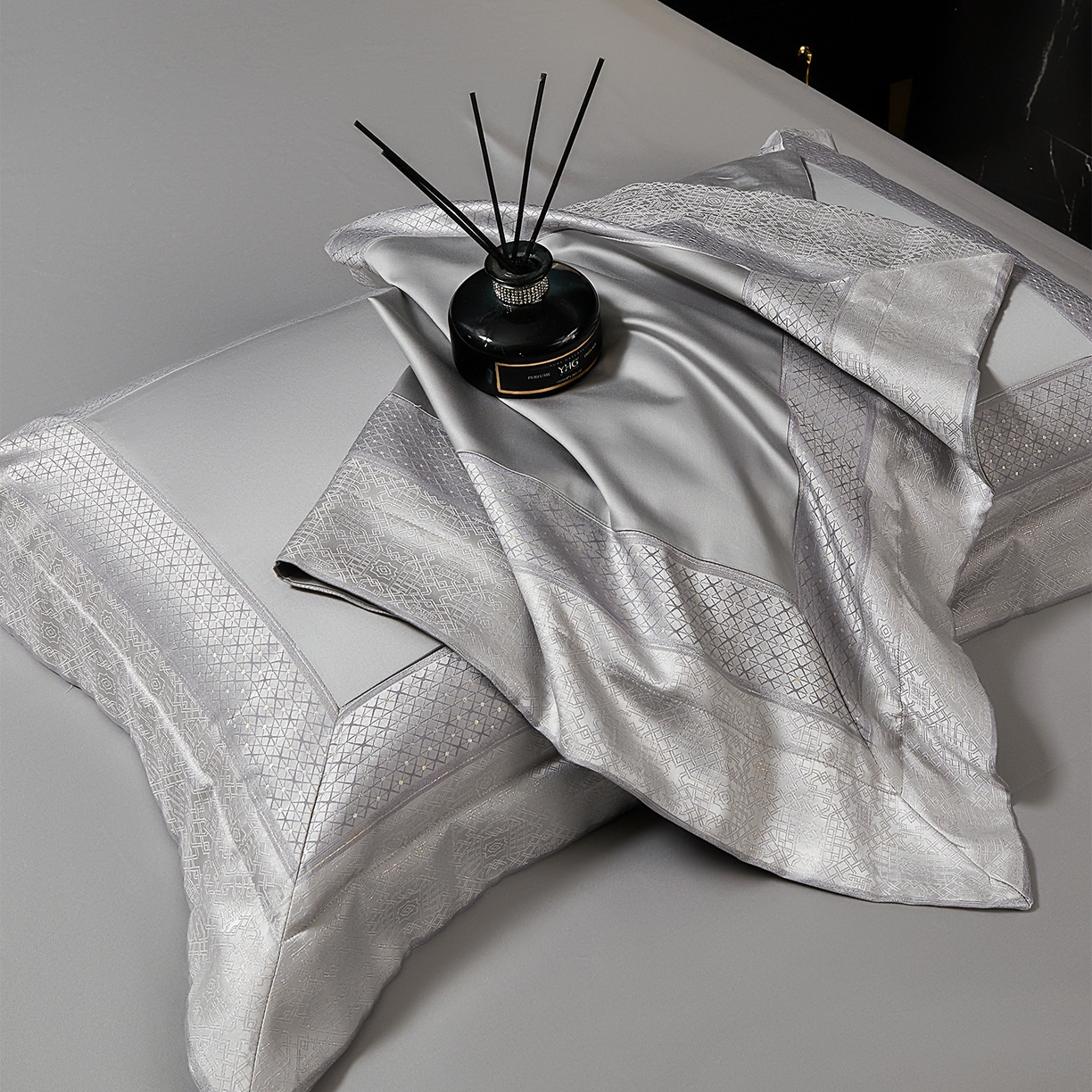 91家纺网 家纺一手货源 找家纺 （总）元元家居（元元被业） 2025秋冬新款百支长绒棉纯棉贡缎工艺款四件套-魅影系列