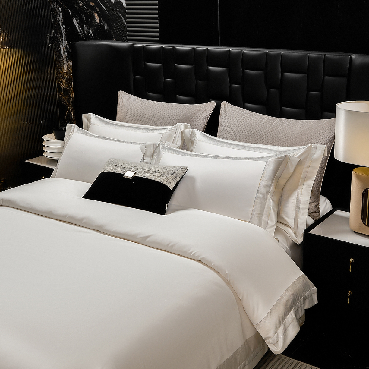 91家纺网 家纺一手货源 找家纺 元元家居（元元被业） 2025秋冬新款百支长绒棉纯棉贡缎工艺款四件套-魅影系列 魅影-典雅白