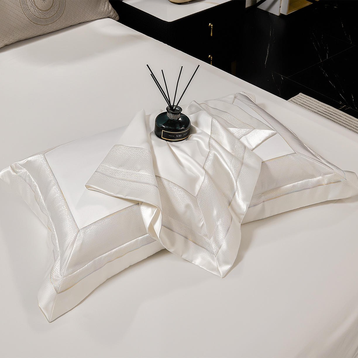 91家纺网 家纺一手货源 找家纺 元元家居（元元被业） 2025秋冬新款百支长绒棉纯棉贡缎工艺款四件套-魅影系列 魅影-典雅白