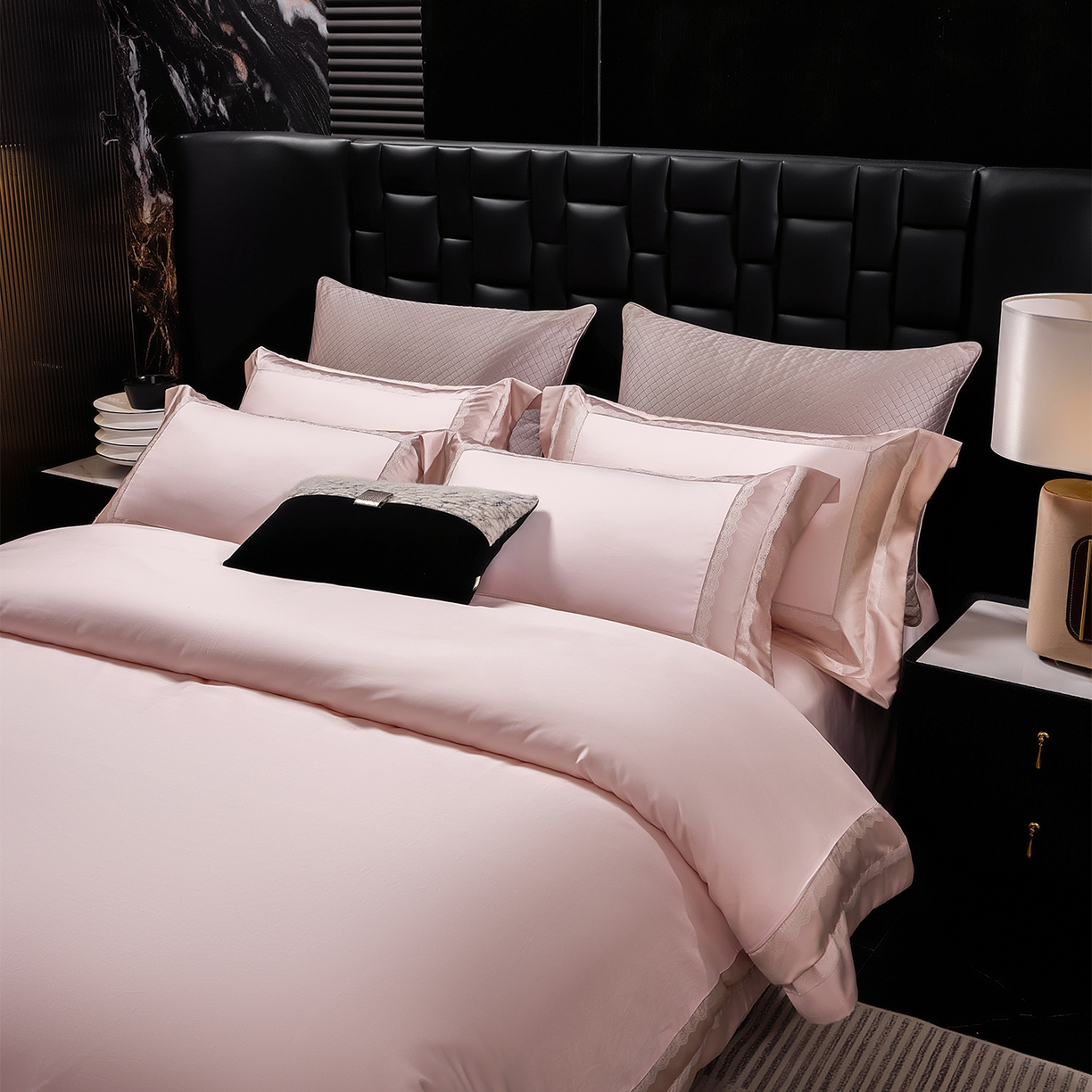 91家纺网 家纺一手货源 找家纺 元元家居（元元被业） 2025秋冬新款百支长绒棉纯棉贡缎工艺款四件套-魅影系列 魅影-优雅粉