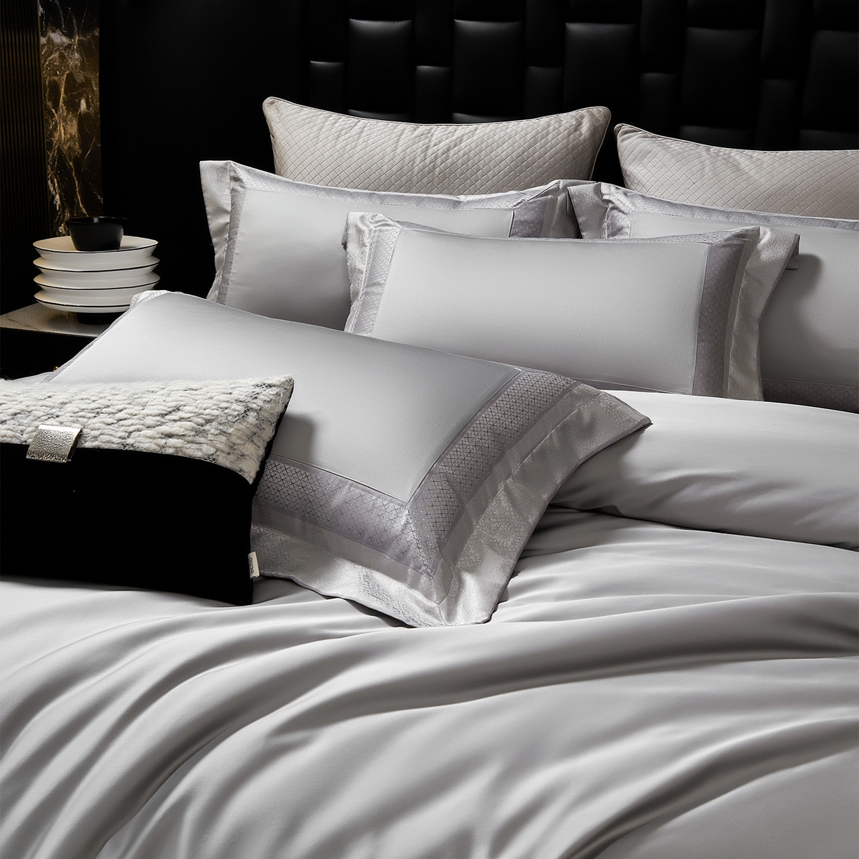 91家纺网 家纺一手货源 找家纺 元元家居（元元被业） 2025秋冬新款百支长绒棉纯棉贡缎工艺款四件套-魅影系列 魅影-布鲁灰