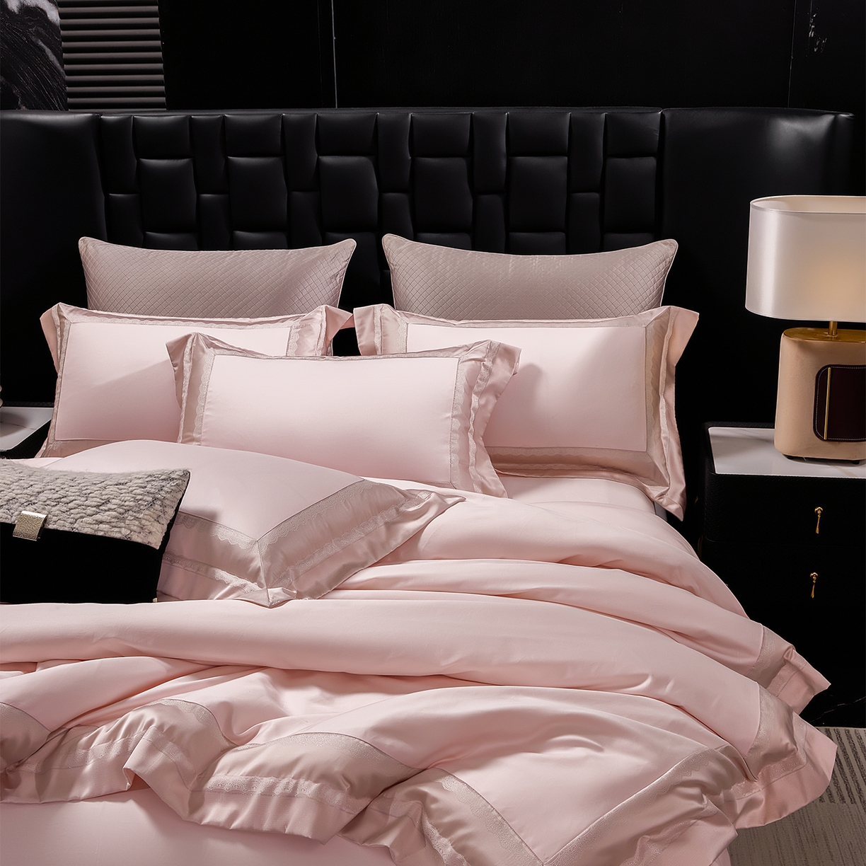 91家纺网 家纺一手货源 找家纺 元元家居（元元被业） 2025秋冬新款百支长绒棉纯棉贡缎工艺款四件套-魅影系列 魅影-优雅粉