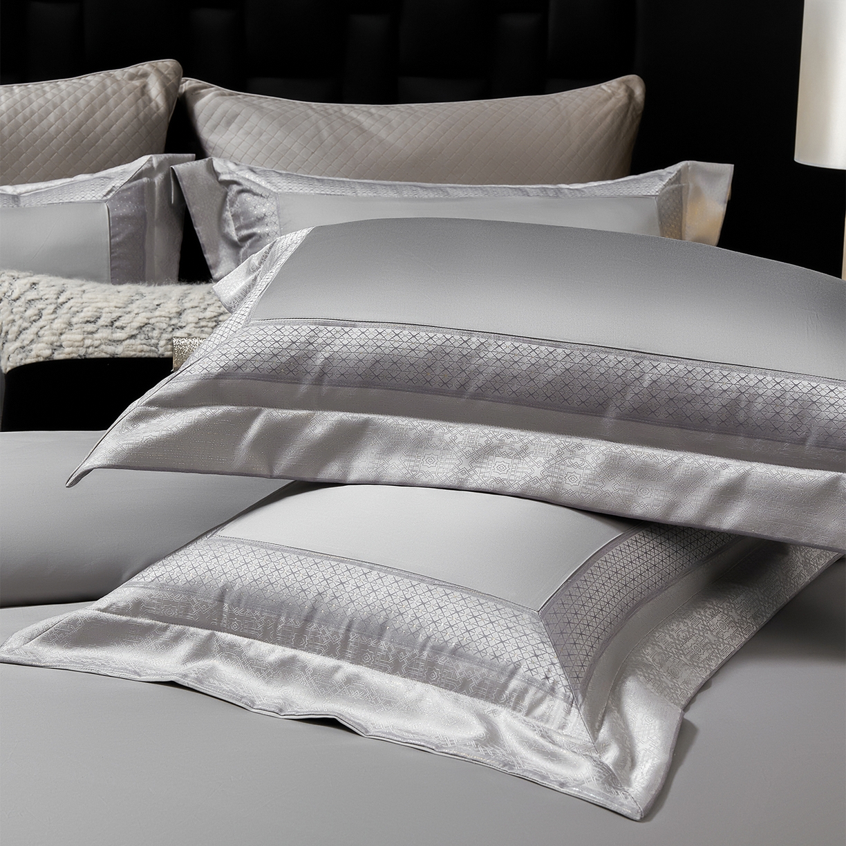 91家纺网 家纺一手货源 找家纺 （总）元元家居（元元被业） 2025秋冬新款百支长绒棉纯棉贡缎工艺款四件套-魅影系列