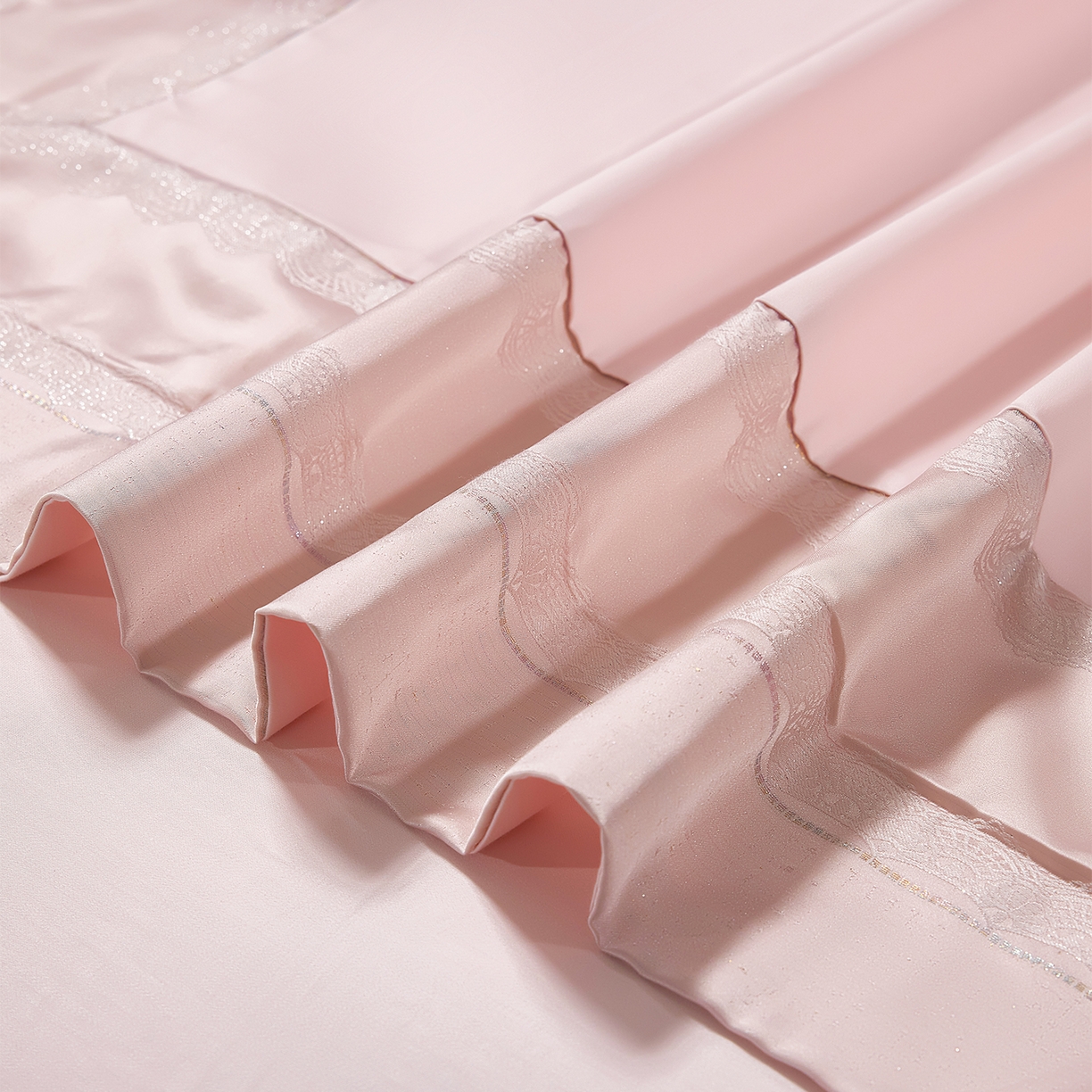 91家纺网 家纺一手货源 找家纺 元元家居（元元被业） 2025秋冬新款百支长绒棉纯棉贡缎工艺款四件套-魅影系列 魅影-优雅粉