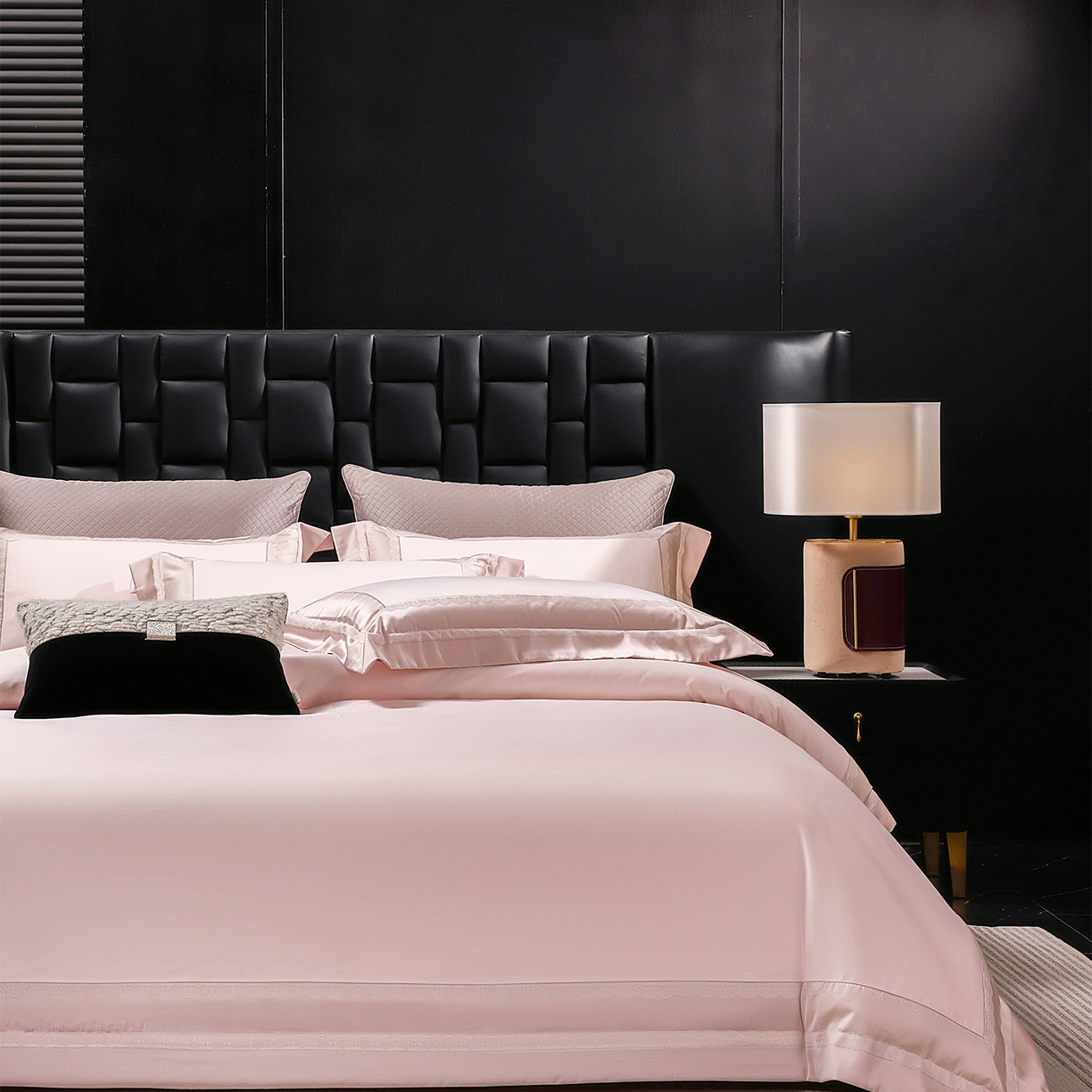 91家纺网 家纺一手货源 找家纺 元元家居（元元被业） 2025秋冬新款百支长绒棉纯棉贡缎工艺款四件套-魅影系列 魅影-优雅粉