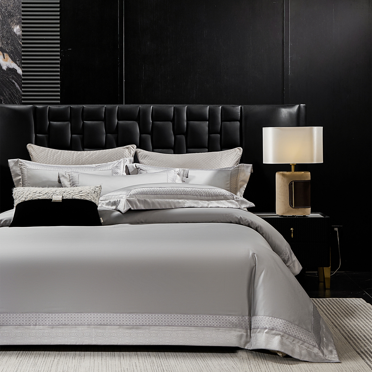 91家纺网 家纺一手货源 找家纺 元元家居（元元被业） 2025秋冬新款百支长绒棉纯棉贡缎工艺款四件套-魅影系列 魅影-布鲁灰