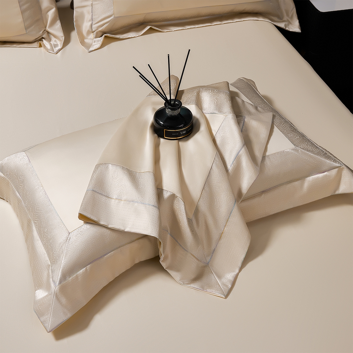 91家纺网 家纺一手货源 找家纺 元元家居（元元被业） 2025秋冬新款百支长绒棉纯棉贡缎工艺款四件套-魅影系列 魅影-香槟金