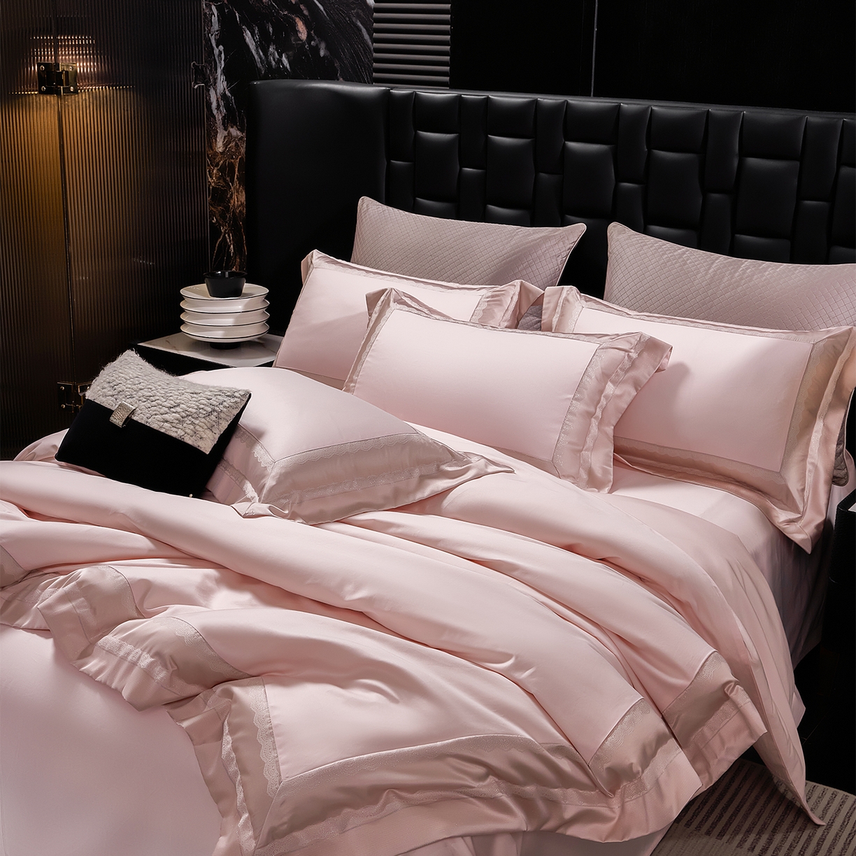 91家纺网 家纺一手货源 找家纺 元元家居（元元被业） 2025秋冬新款百支长绒棉纯棉贡缎工艺款四件套-魅影系列 魅影-优雅粉