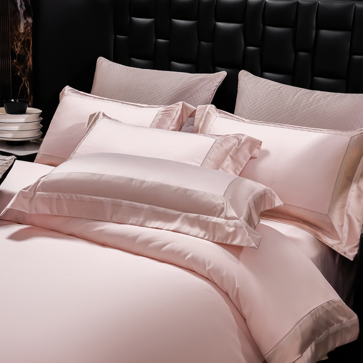 91家纺网 家纺一手货源 找家纺 元元家居（元元被业） 2025秋冬新款百支长绒棉纯棉贡缎工艺款四件套-魅影系列 魅影-优雅粉