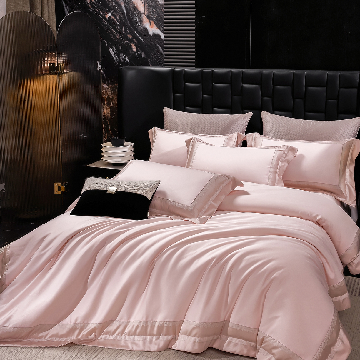91家纺网 家纺一手货源 找家纺 元元家居（元元被业） 2025秋冬新款百支长绒棉纯棉贡缎工艺款四件套-魅影系列 魅影-优雅粉