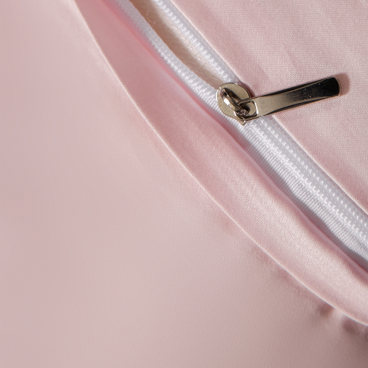 91家纺网 家纺一手货源 找家纺 元元家居（元元被业） 2025秋冬新款百支长绒棉纯棉贡缎工艺款四件套-魅影系列 魅影-优雅粉