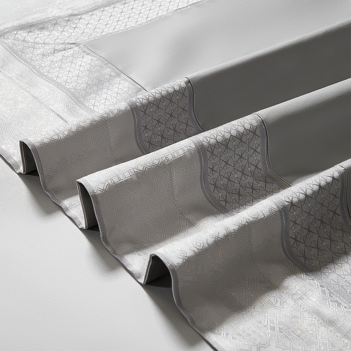 91家纺网 家纺一手货源 找家纺 元元家居（元元被业） 2025秋冬新款百支长绒棉纯棉贡缎工艺款四件套-魅影系列 魅影-布鲁灰