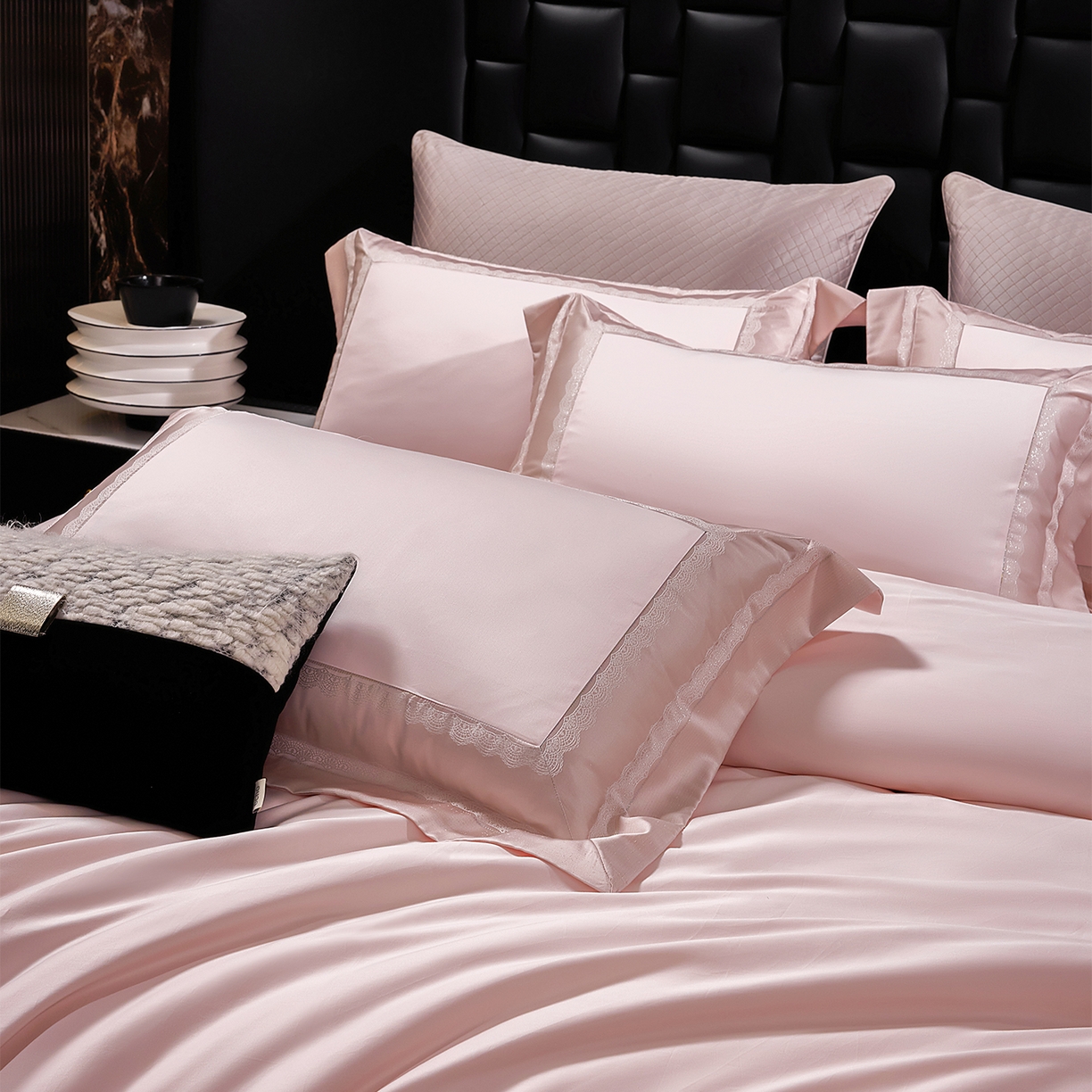 91家纺网 家纺一手货源 找家纺 元元家居（元元被业） 2025秋冬新款百支长绒棉纯棉贡缎工艺款四件套-魅影系列 魅影-优雅粉