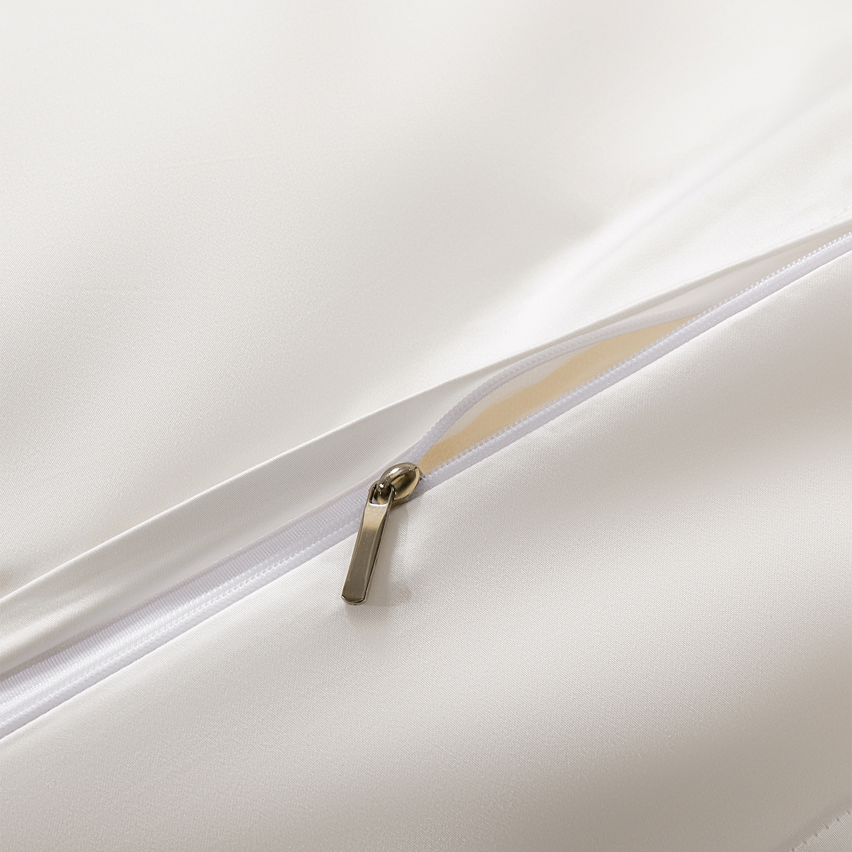 91家纺网 家纺一手货源 找家纺 元元家居（元元被业） 2025秋冬新款百支长绒棉纯棉贡缎工艺款四件套-魅影系列 魅影-典雅白