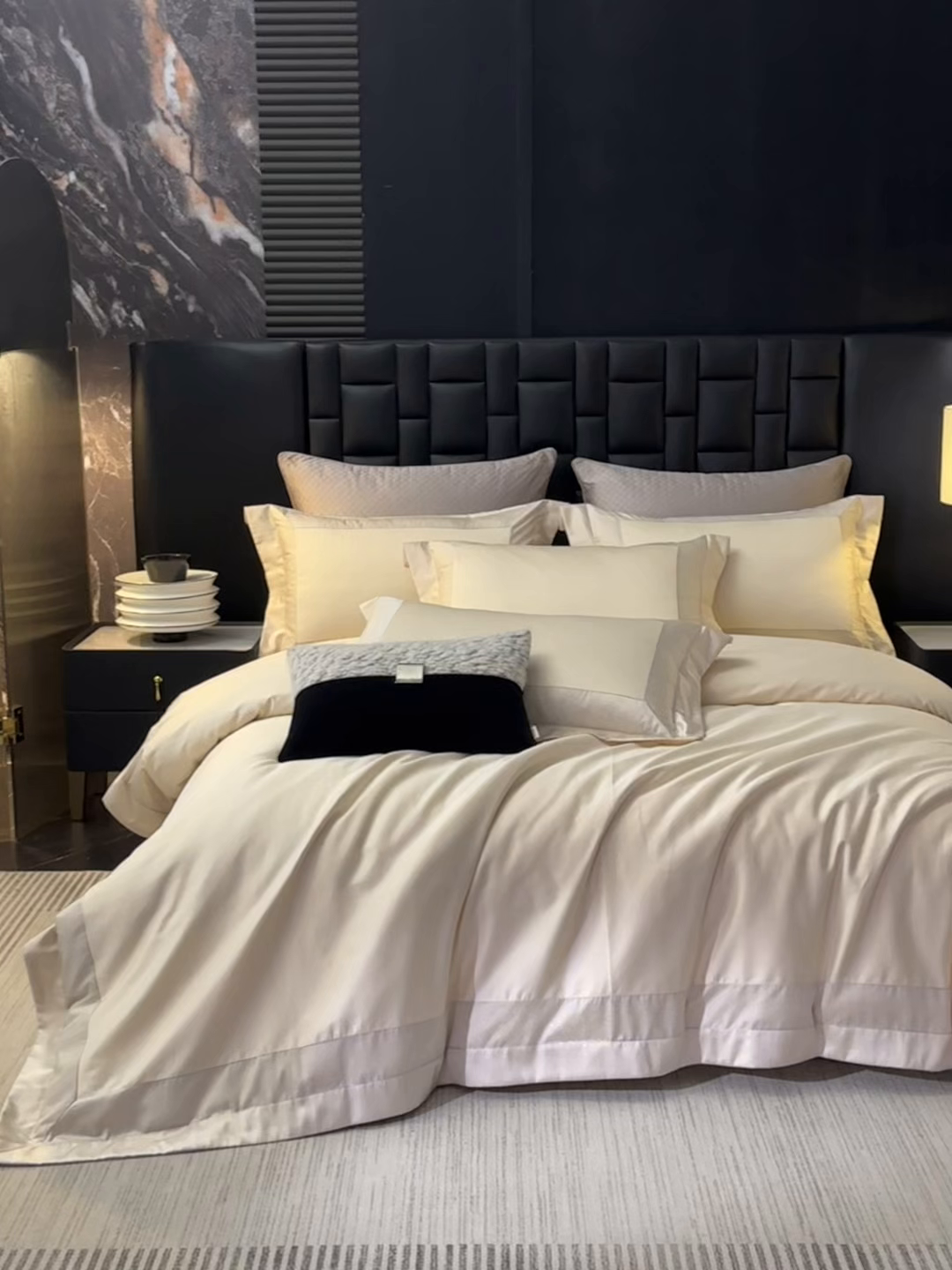 91家纺网 家纺一手货源 找家纺 元元家居（元元被业） 2025秋冬新款百支长绒棉纯棉贡缎工艺款四件套-魅影系列 魅影-香槟金