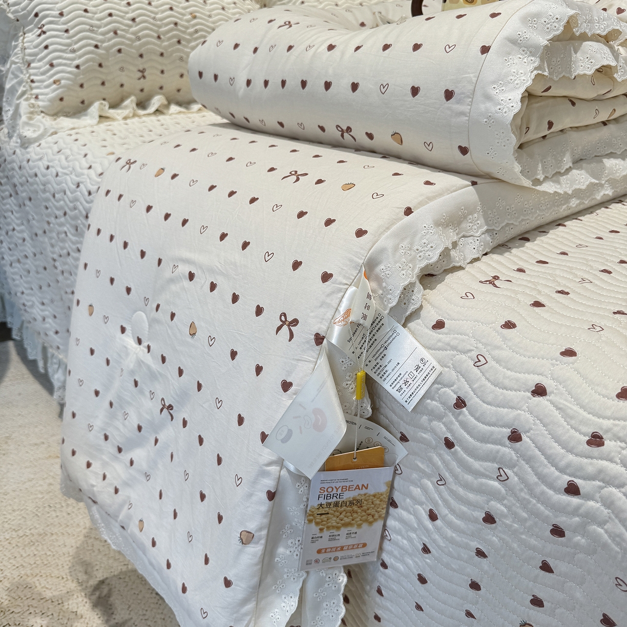 91家纺网 家纺一手货源 找家纺 莱豫家纺 2025新款全棉花边四季被5斤有同款床盖三件套 小小爱心