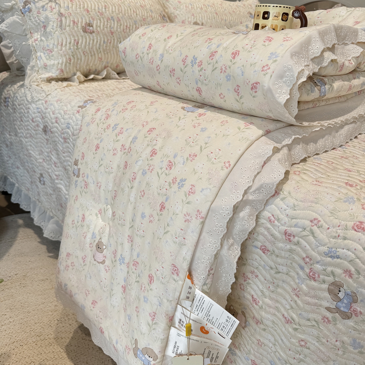 91家纺网 家纺一手货源 找家纺 莱豫家纺 2025新款全棉花边四季被5斤有同款床盖三件套 小小花园