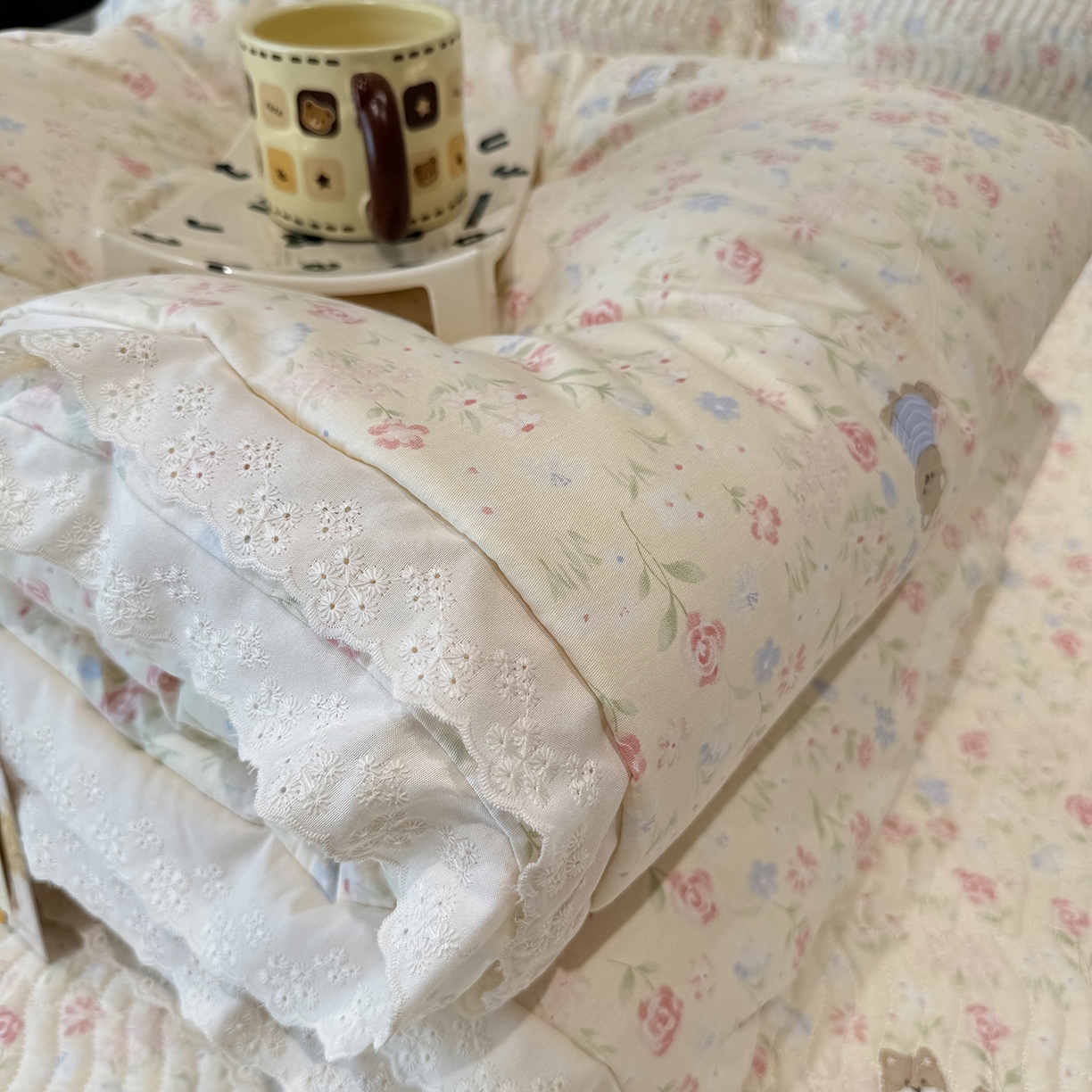 91家纺网 家纺一手货源 找家纺 莱豫家纺 2025新款全棉花边四季被5斤有同款床盖三件套 小小花园