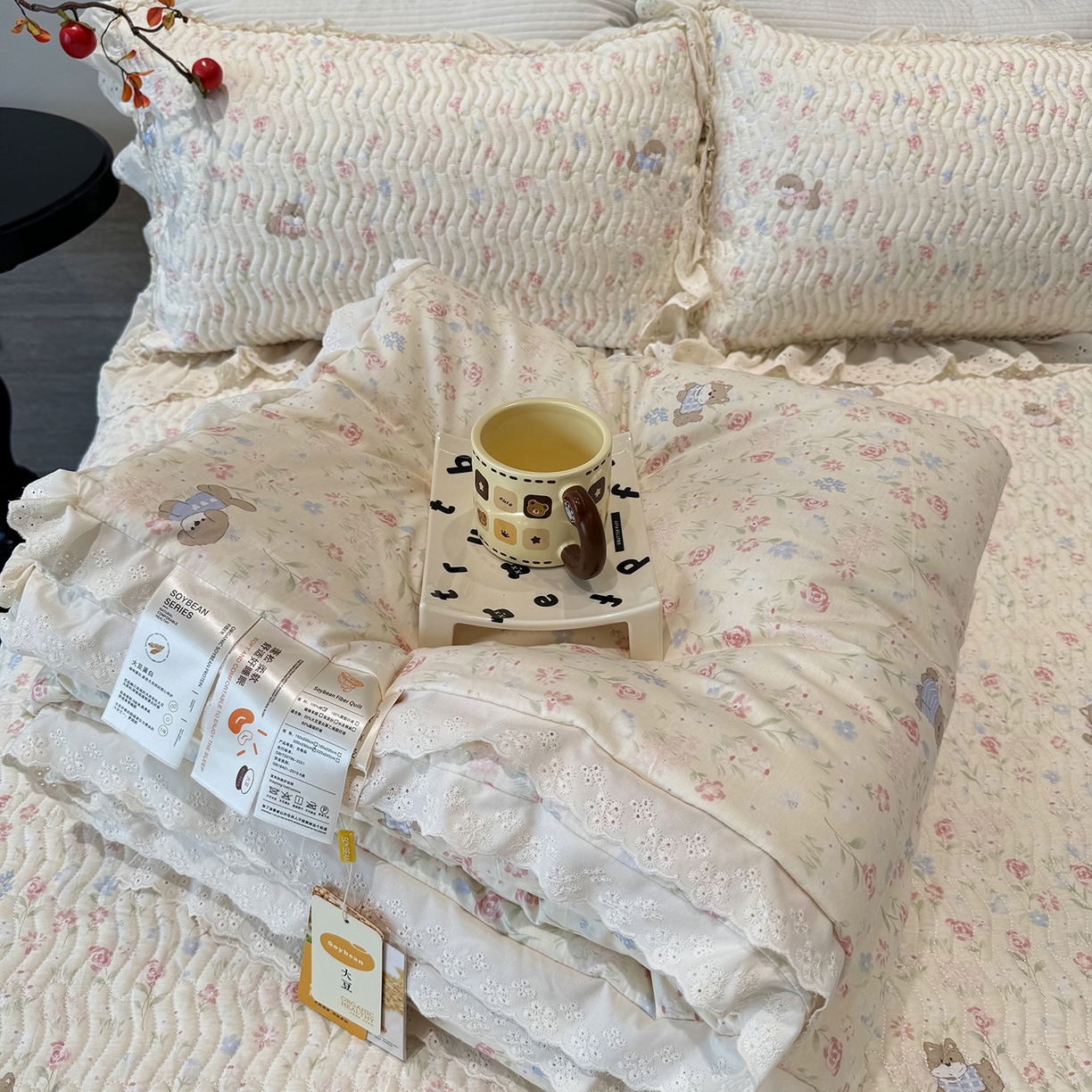 91家纺网 家纺一手货源 找家纺 莱豫家纺 2025新款全棉花边四季被5斤有同款床盖三件套 小小花园
