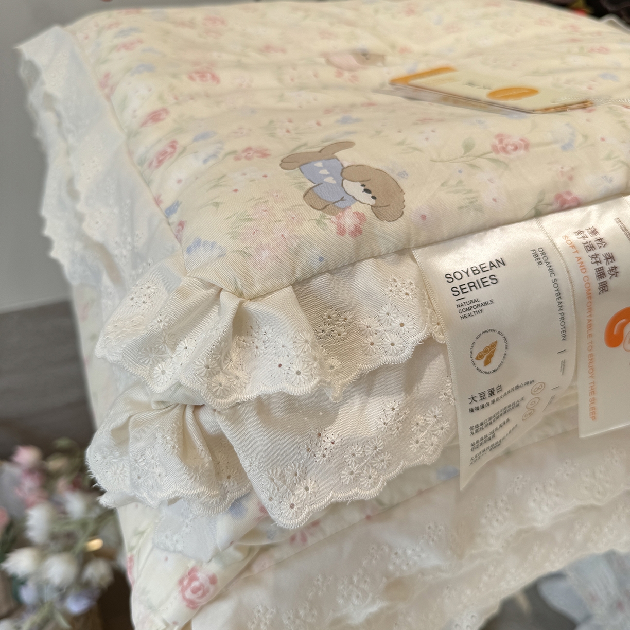 91家纺网 家纺一手货源 找家纺 莱豫家纺 2025新款全棉花边四季被5斤有同款床盖三件套 小小花园