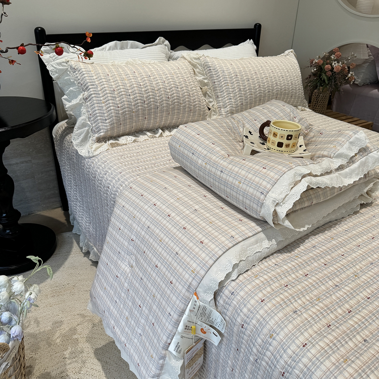 91家纺网 家纺一手货源 找家纺 莱豫家纺 2025新款全棉花边四季被5斤有同款床盖三件套 樱桃可可