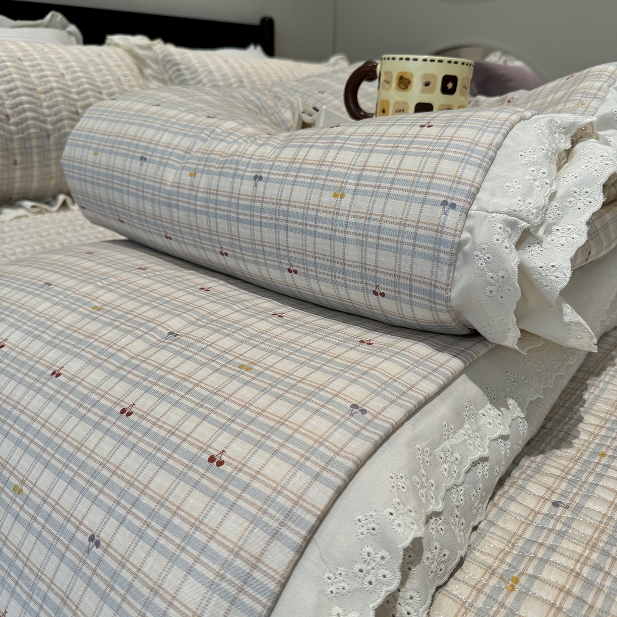 91家纺网 家纺一手货源 找家纺 莱豫家纺 2025新款全棉花边四季被5斤有同款床盖三件套 樱桃可可