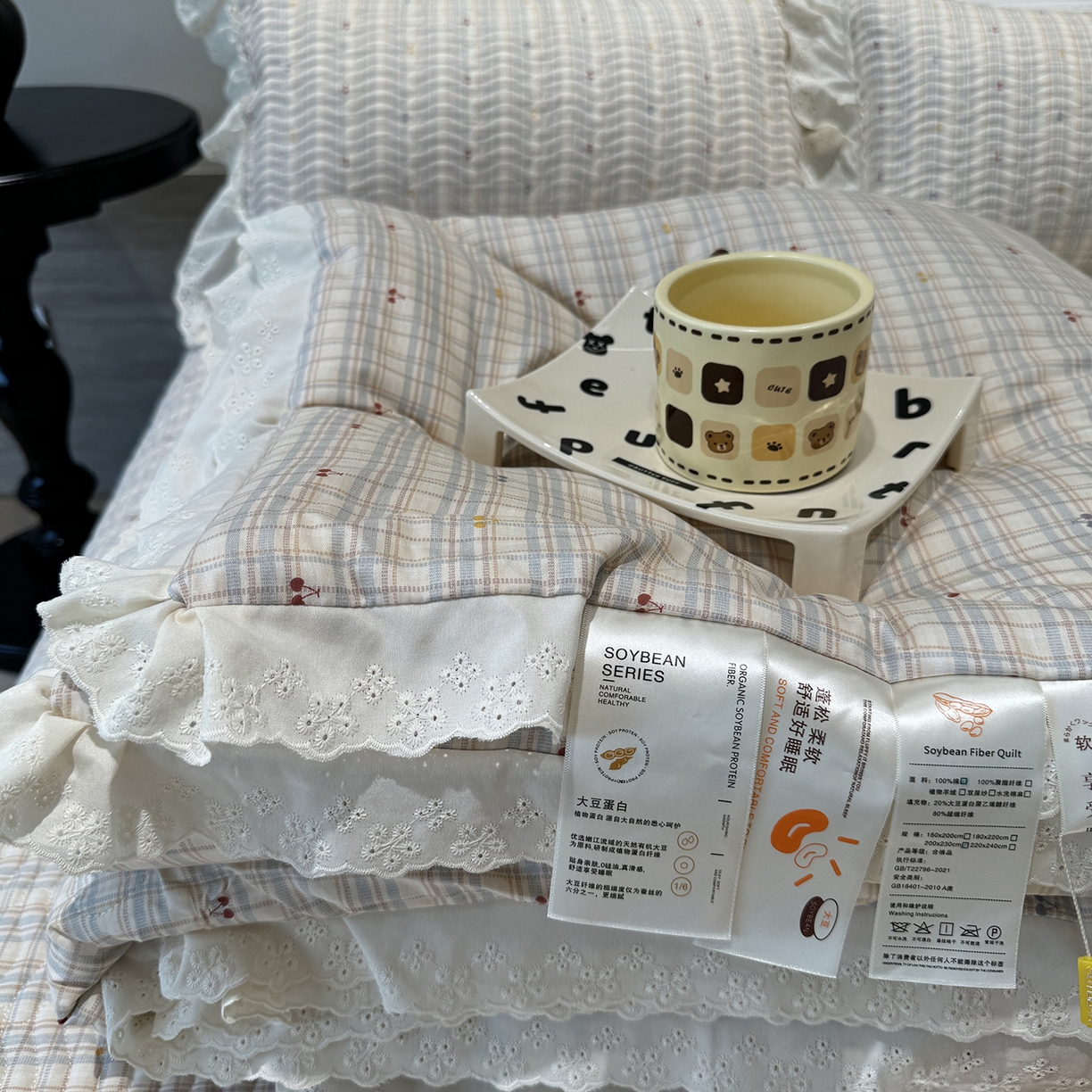 91家纺网 家纺一手货源 找家纺 莱豫家纺 2025新款全棉花边四季被5斤有同款床盖三件套 樱桃可可