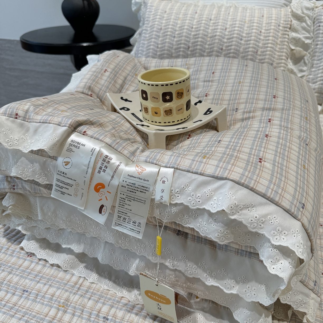 91家纺网 家纺一手货源 找家纺 莱豫家纺 2025新款全棉花边四季被5斤有同款床盖三件套 樱桃可可