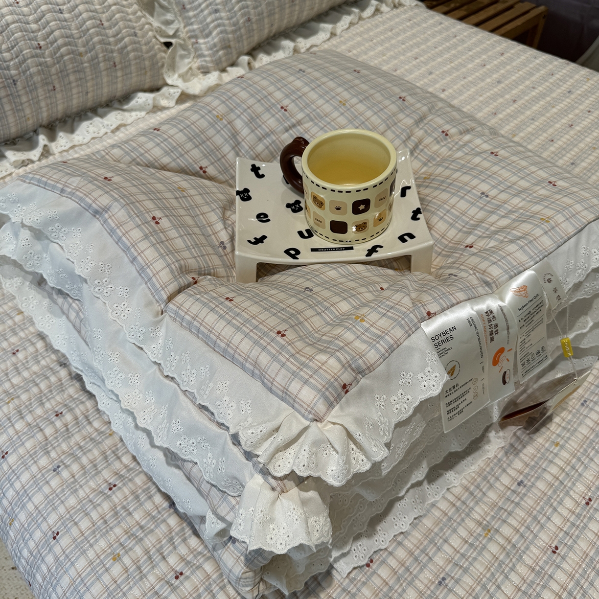 91家纺网 家纺一手货源 找家纺 莱豫家纺 2025新款全棉花边四季被5斤有同款床盖三件套 樱桃可可