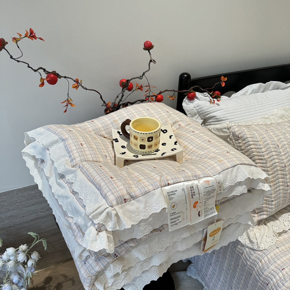 91家纺网 家纺一手货源 找家纺 莱豫家纺 2025新款全棉花边四季被5斤有同款床盖三件套 樱桃可可