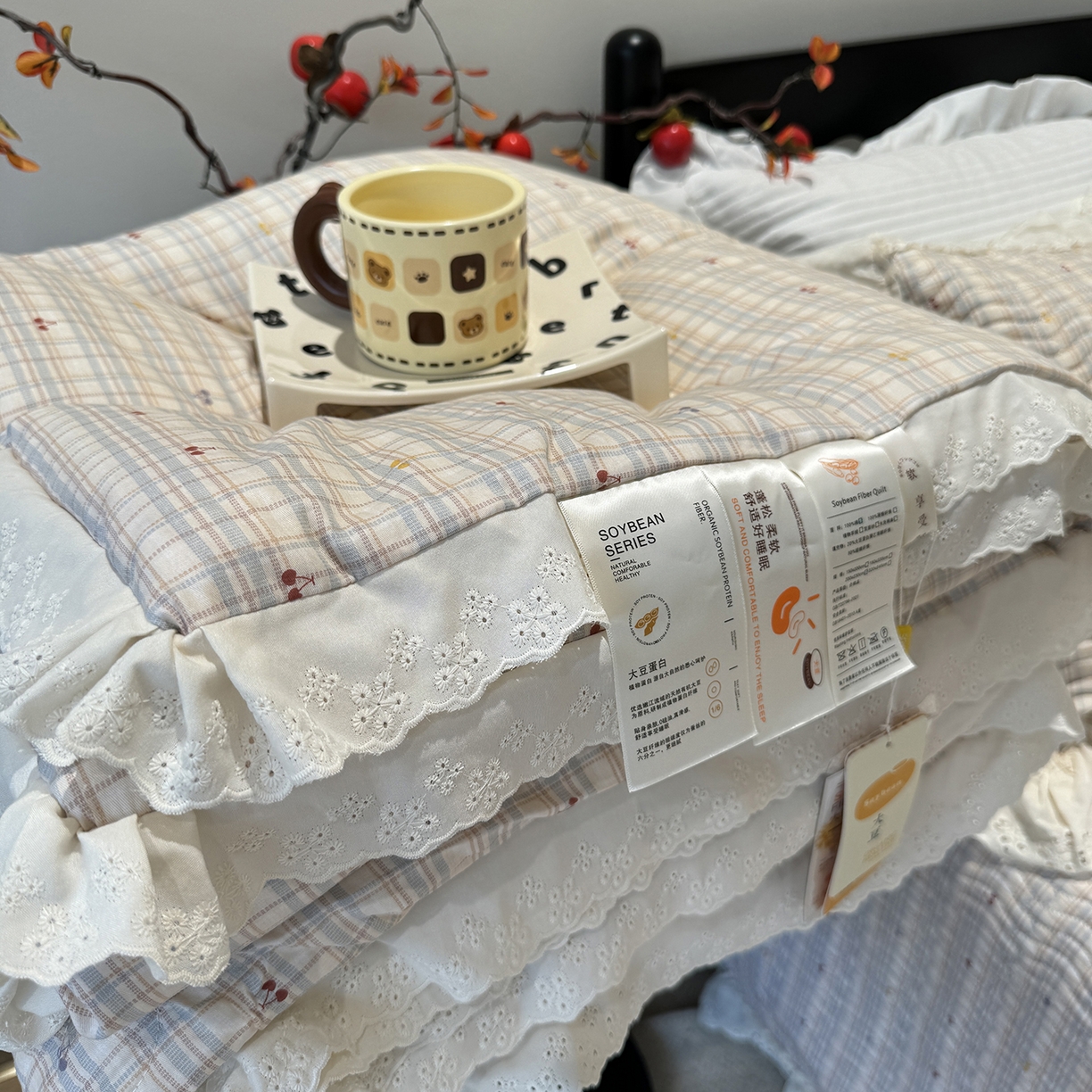 91家纺网 家纺一手货源 找家纺 莱豫家纺 2025新款全棉花边四季被5斤有同款床盖三件套 樱桃可可