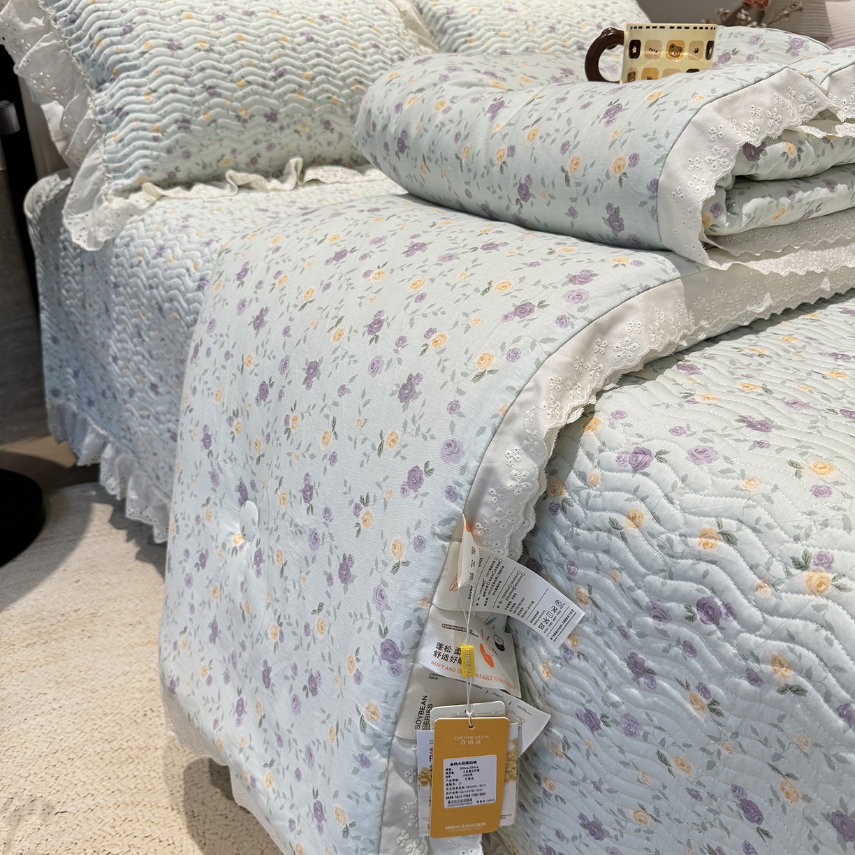 91家纺网 家纺一手货源 找家纺 莱豫家纺 2025新款全棉花边四季被5斤有同款床盖三件套 稚嫩蔷薇