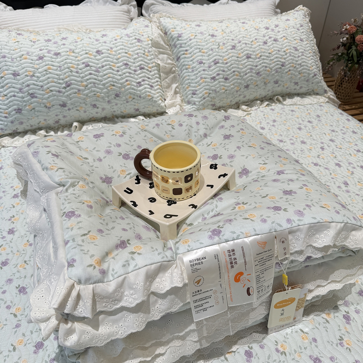 91家纺网 家纺一手货源 找家纺 莱豫家纺 2025新款全棉花边四季被5斤有同款床盖三件套 稚嫩蔷薇