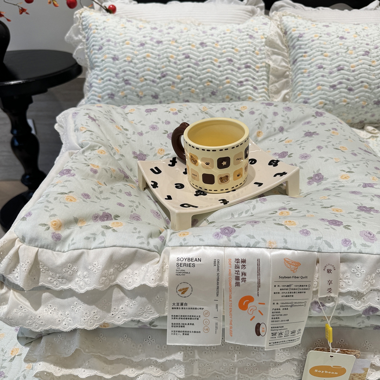 91家纺网 家纺一手货源 找家纺 莱豫家纺 2025新款全棉花边四季被5斤有同款床盖三件套 稚嫩蔷薇