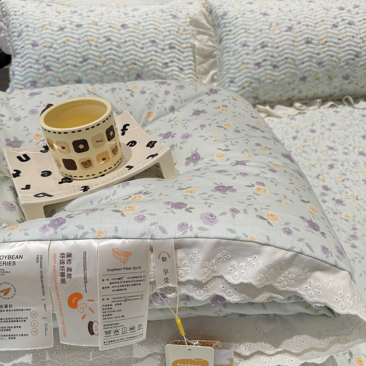 91家纺网 家纺一手货源 找家纺 莱豫家纺 2025新款全棉花边四季被5斤有同款床盖三件套 稚嫩蔷薇