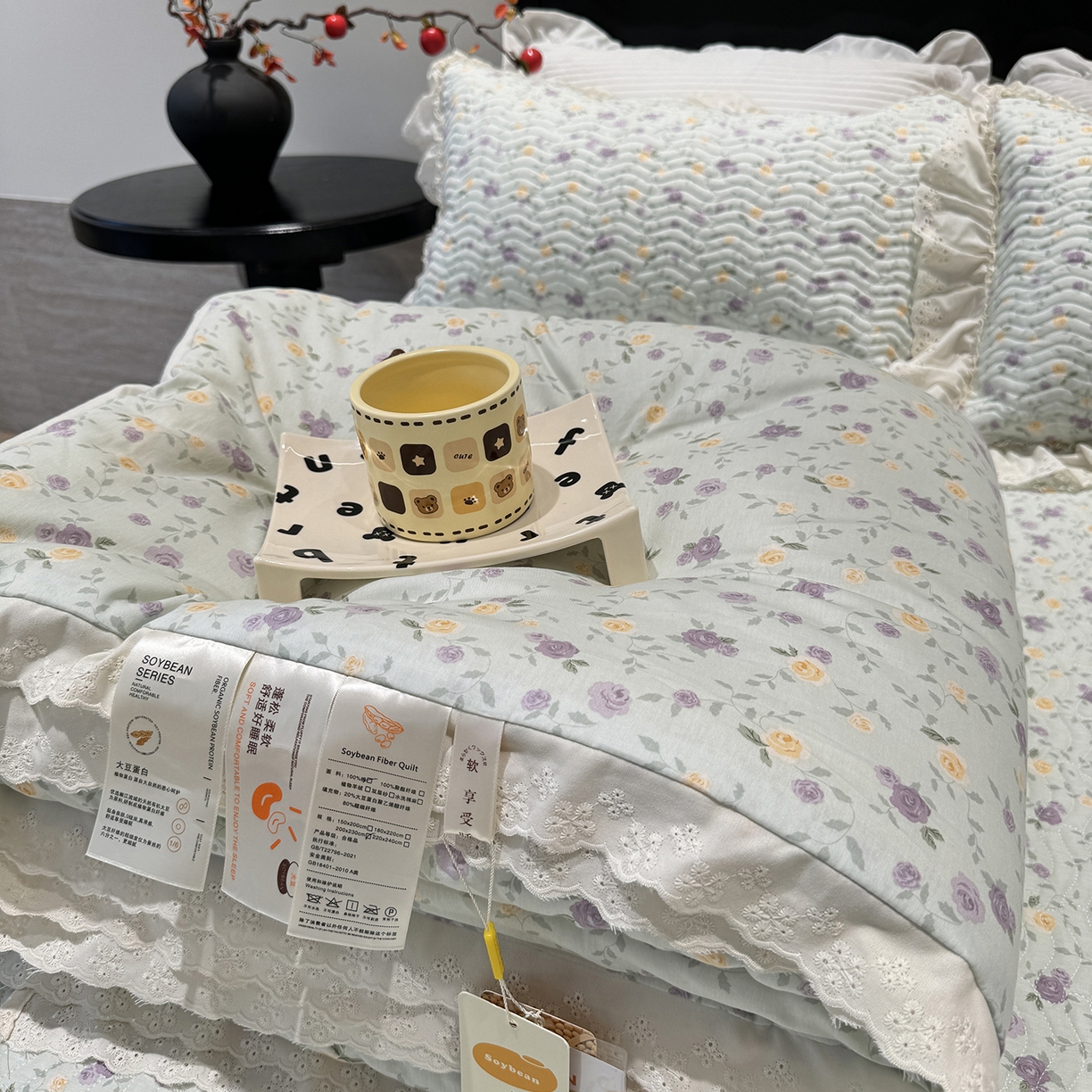 91家纺网 家纺一手货源 找家纺 莱豫家纺 2025新款全棉花边四季被5斤有同款床盖三件套 稚嫩蔷薇