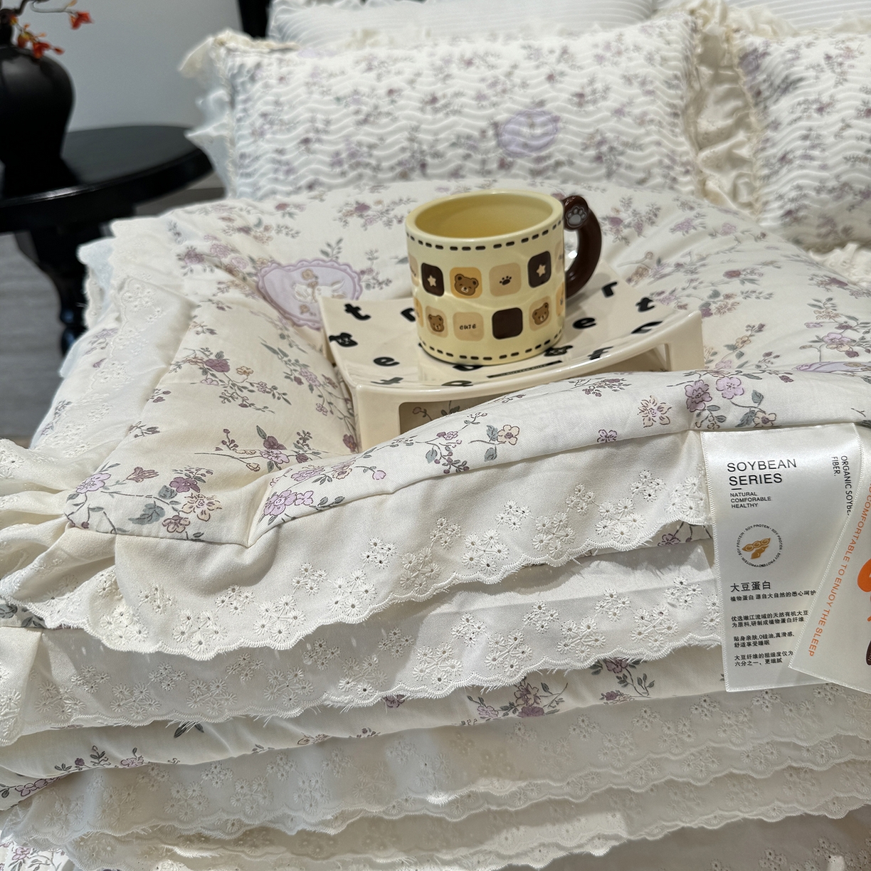 91家纺网 家纺一手货源 找家纺 莱豫家纺 2025新款全棉花边四季被5斤有同款床盖三件套 紫悦