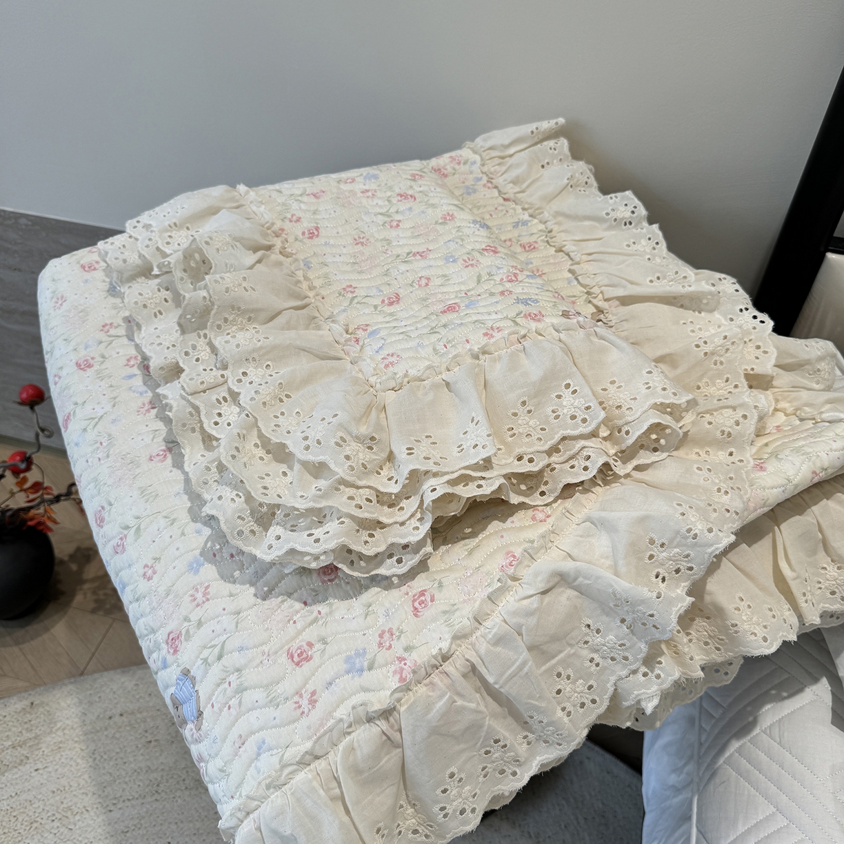 91家纺网 家纺一手货源 找家纺 莱豫家纺 2025秋冬新款纯棉床盖三件套可配同款四季被同款被套 小小花园