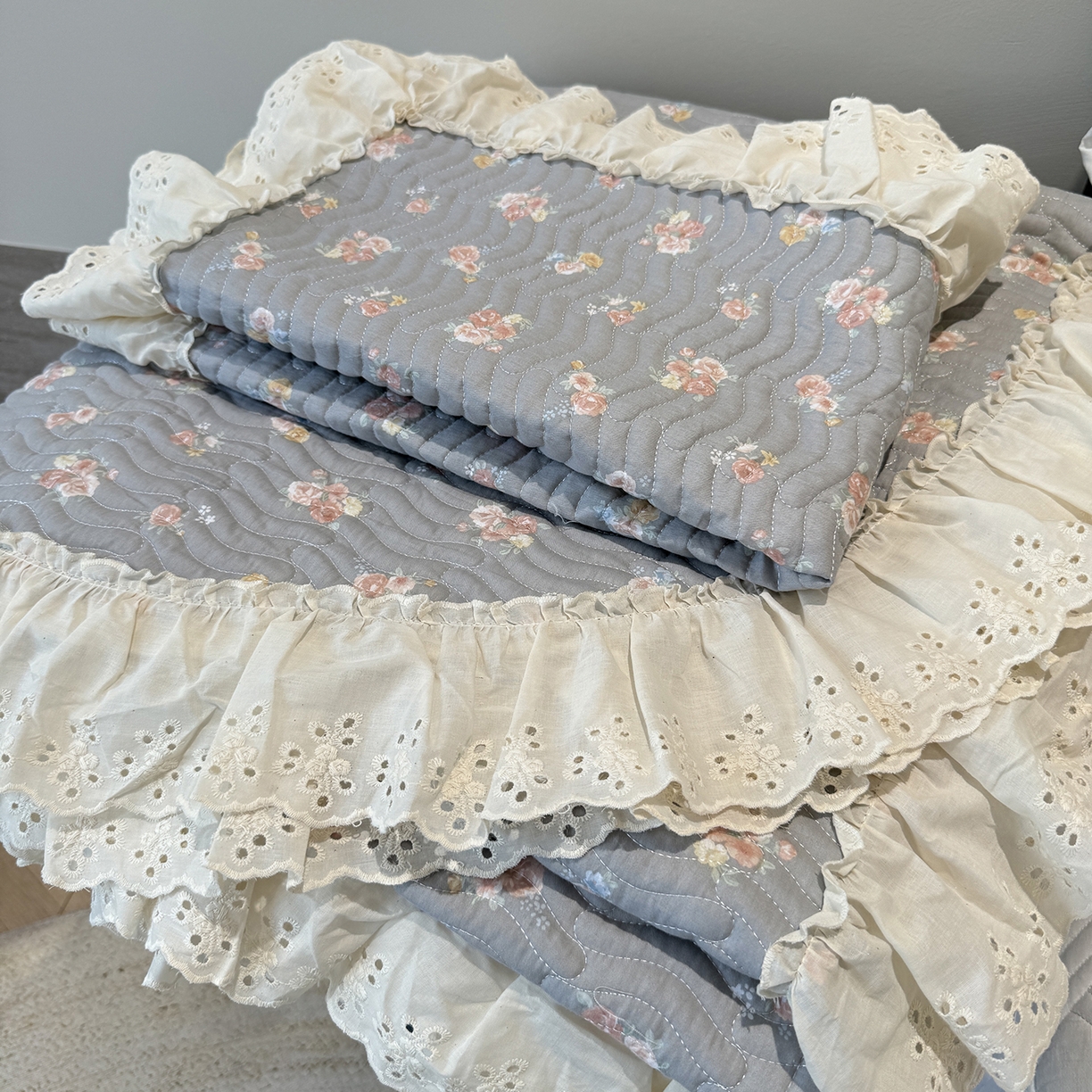 91家纺网 家纺一手货源 找家纺 莱豫家纺 2025秋冬新款纯棉床盖三件套可配同款四季被同款被套 沐辰花灰