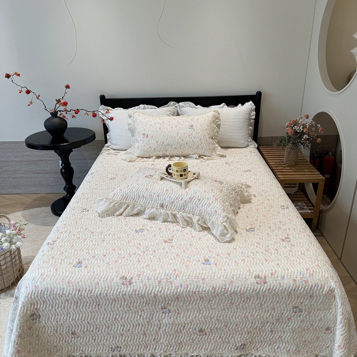 91家纺网 家纺一手货源 找家纺 莱豫家纺 2025秋冬新款纯棉床盖三件套可配同款四季被同款被套 小小花园