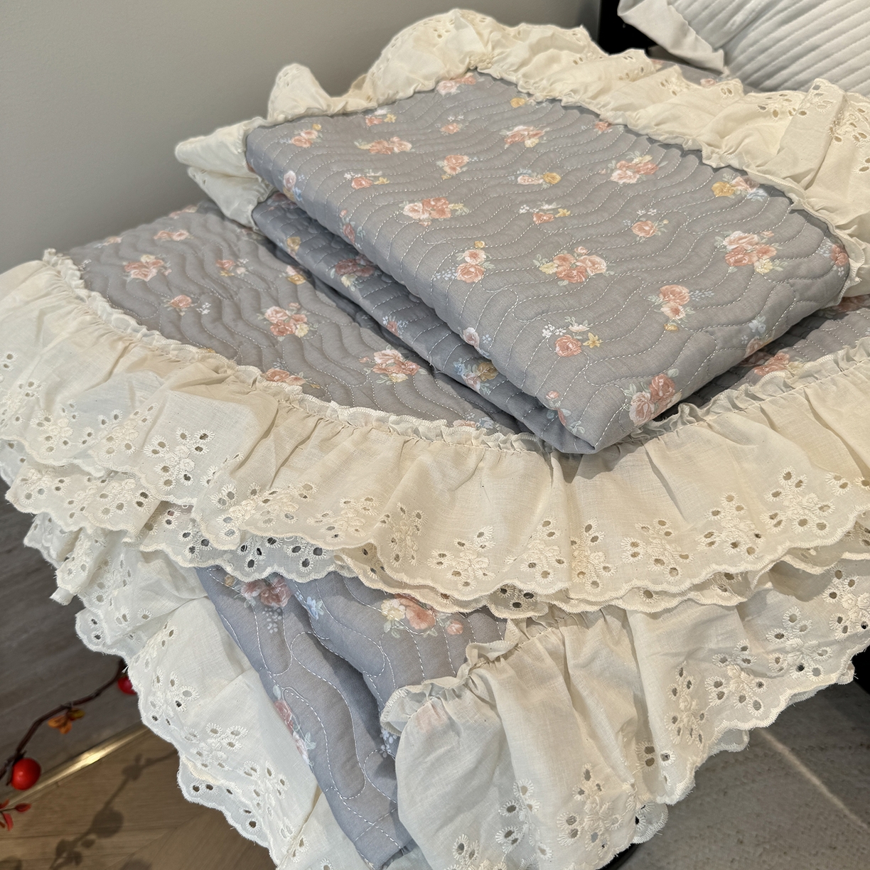 91家纺网 家纺一手货源 找家纺 莱豫家纺 2025秋冬新款纯棉床盖三件套可配同款四季被同款被套 沐辰花灰