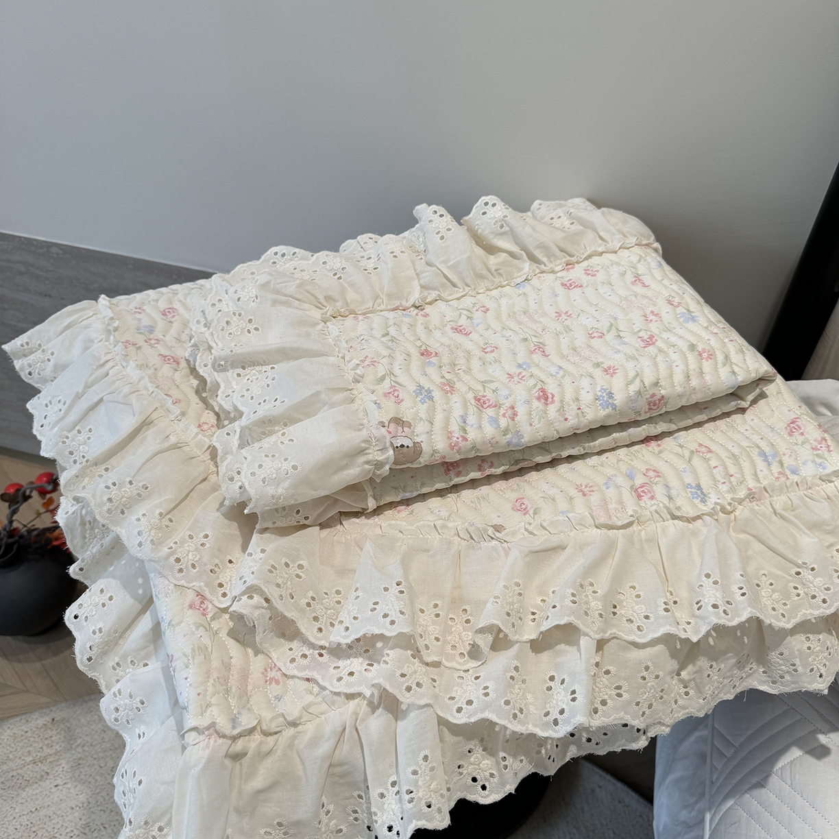 91家纺网 家纺一手货源 找家纺 莱豫家纺 2025秋冬新款纯棉床盖三件套可配同款四季被同款被套 小小花园