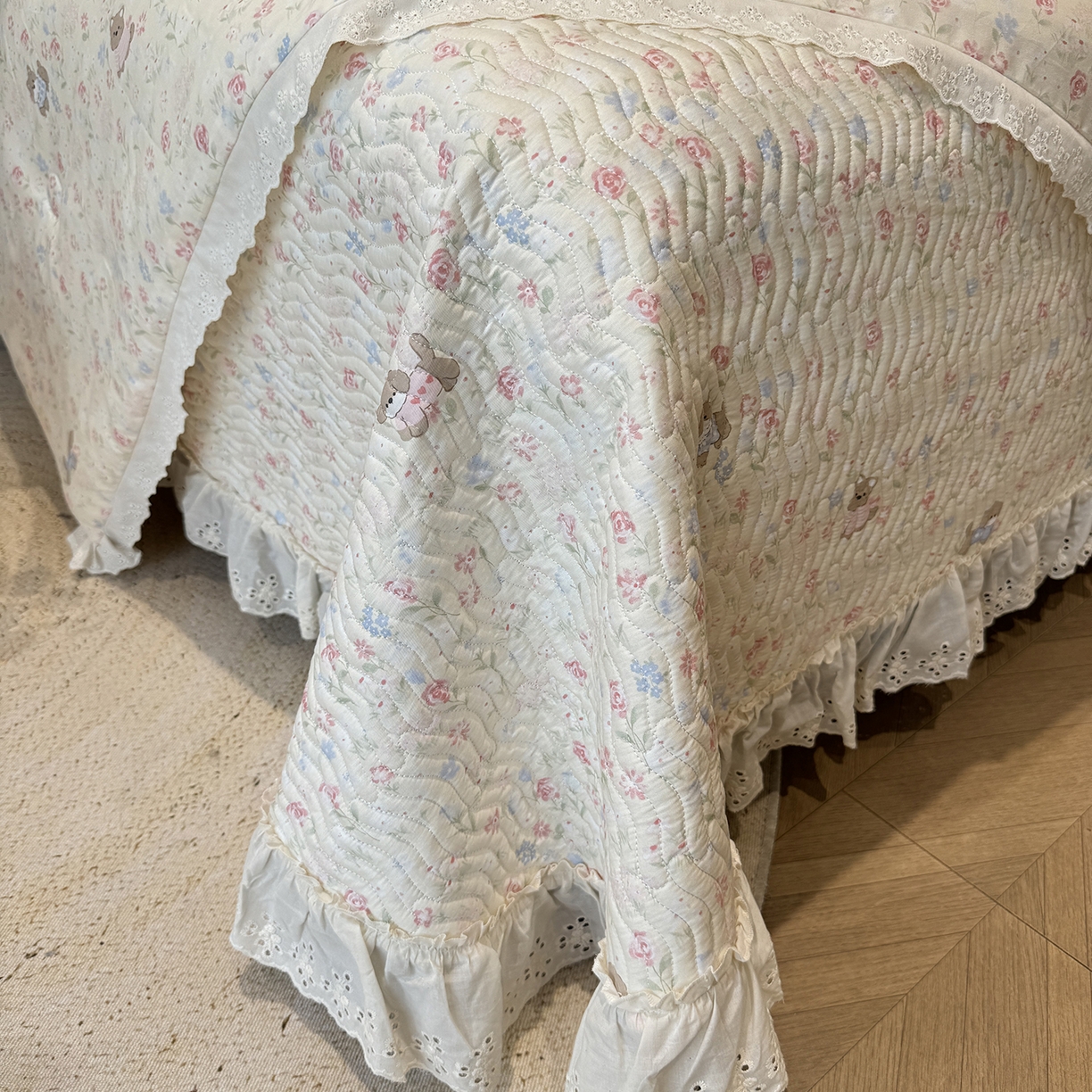 91家纺网 家纺一手货源 找家纺 莱豫家纺 2025秋冬新款纯棉床盖三件套可配同款四季被同款被套 小小花园