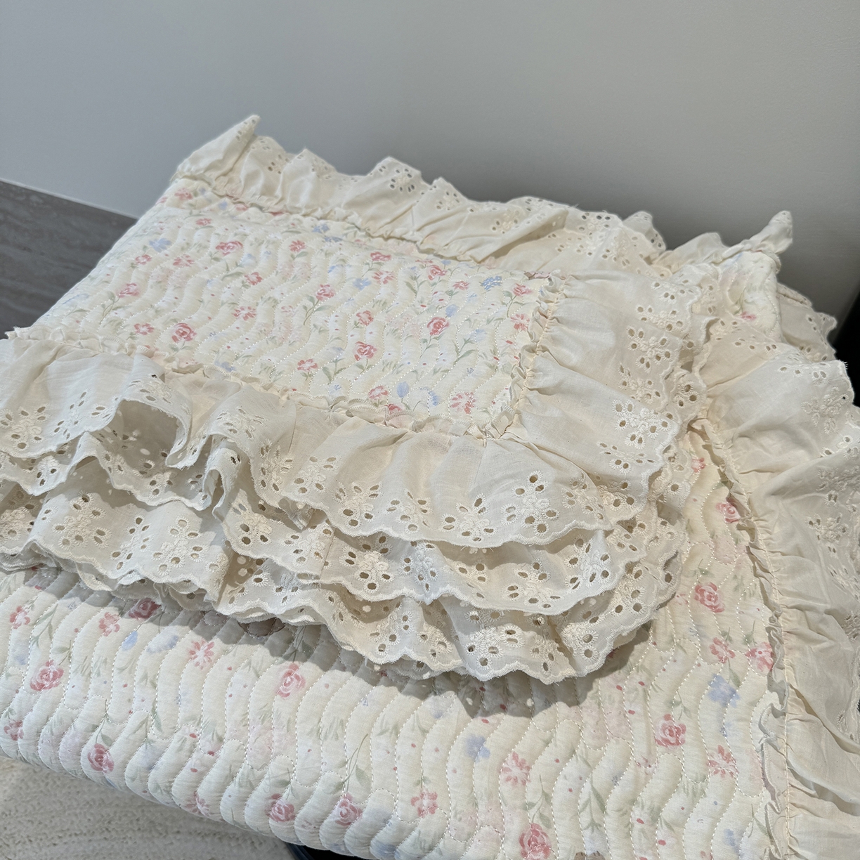 91家纺网 家纺一手货源 找家纺 莱豫家纺 2025秋冬新款纯棉床盖三件套可配同款四季被同款被套 小小花园