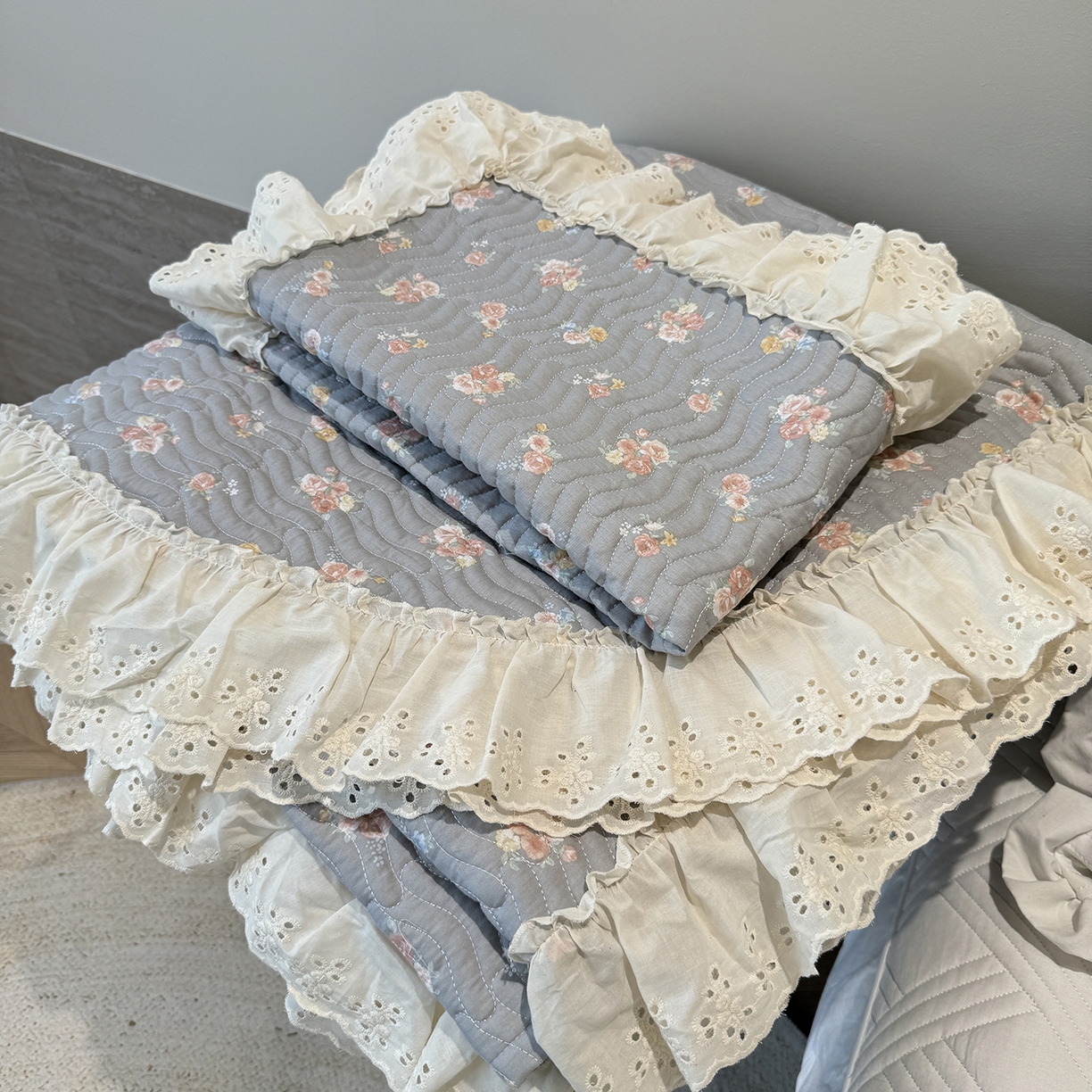 91家纺网 家纺一手货源 找家纺 莱豫家纺 2025秋冬新款纯棉床盖三件套可配同款四季被同款被套 沐辰花灰