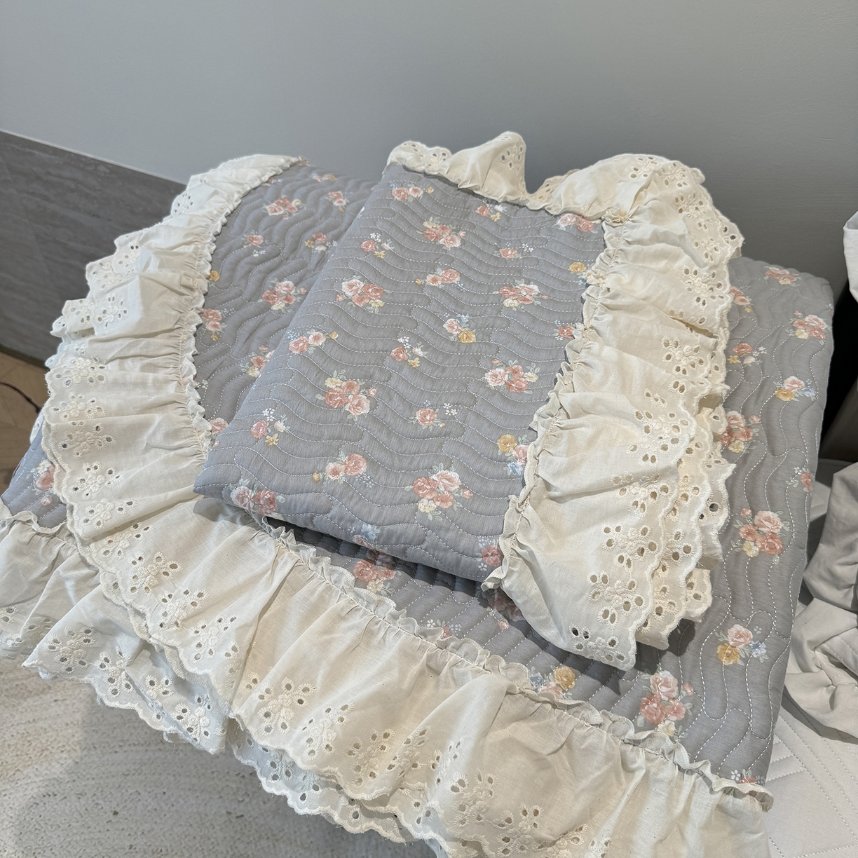 91家纺网 家纺一手货源 找家纺 莱豫家纺 2025秋冬新款纯棉床盖三件套可配同款四季被同款被套 沐辰花灰