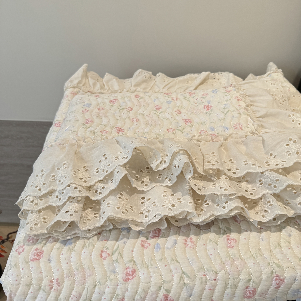 91家纺网 家纺一手货源 找家纺 莱豫家纺 2025秋冬新款纯棉床盖三件套可配同款四季被同款被套 小小花园