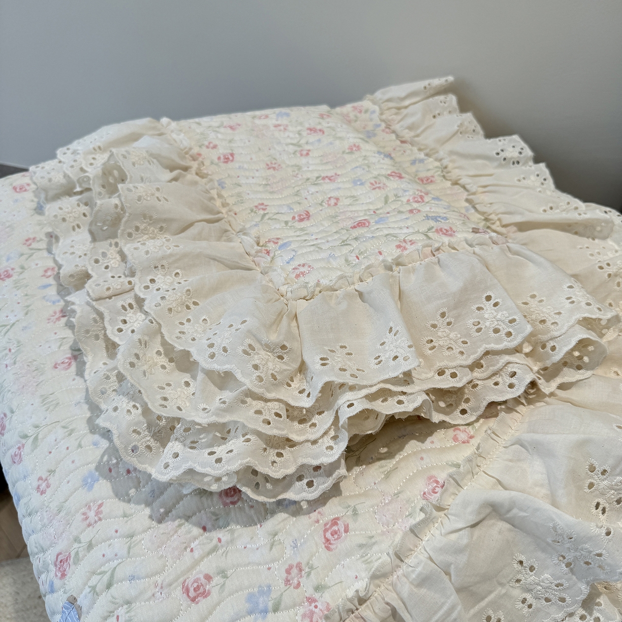 91家纺网 家纺一手货源 找家纺 莱豫家纺 2025秋冬新款纯棉床盖三件套可配同款四季被同款被套 小小花园