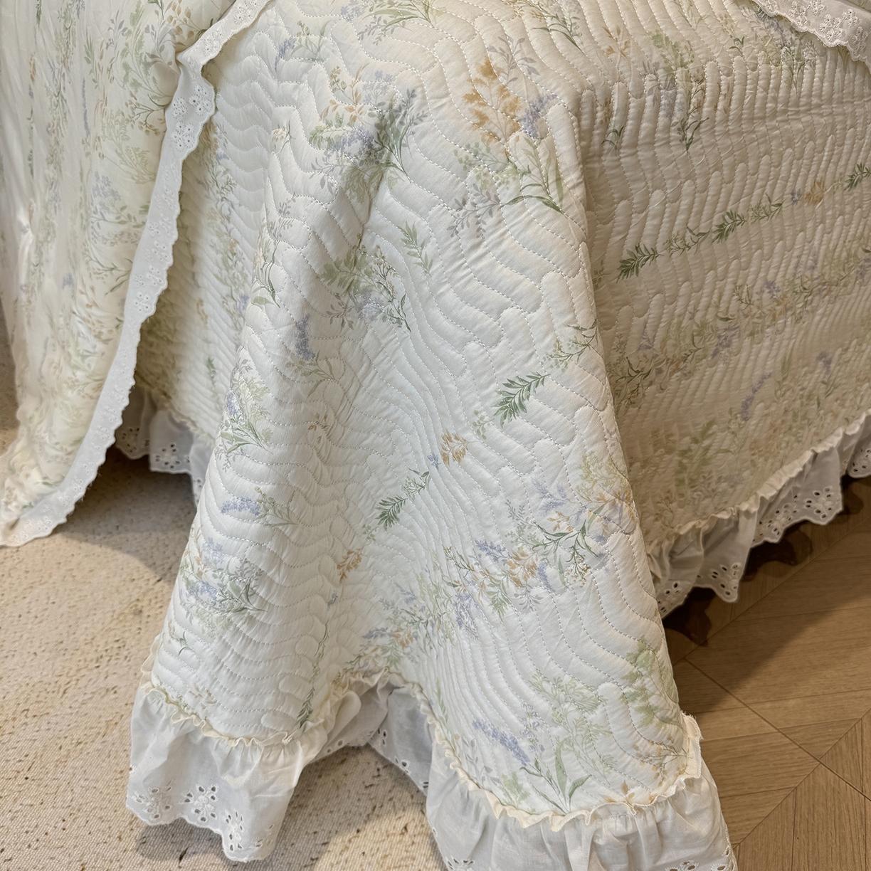 91家纺网 家纺一手货源 找家纺 莱豫家纺 2025秋冬新款纯棉床盖三件套可配同款四季被同款被套 芳草恋